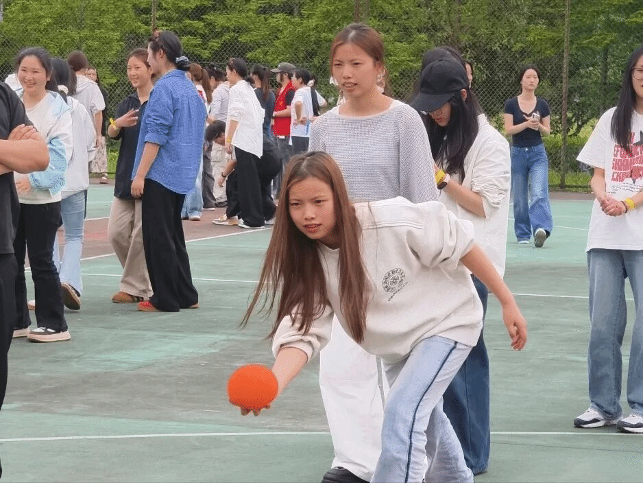 57318